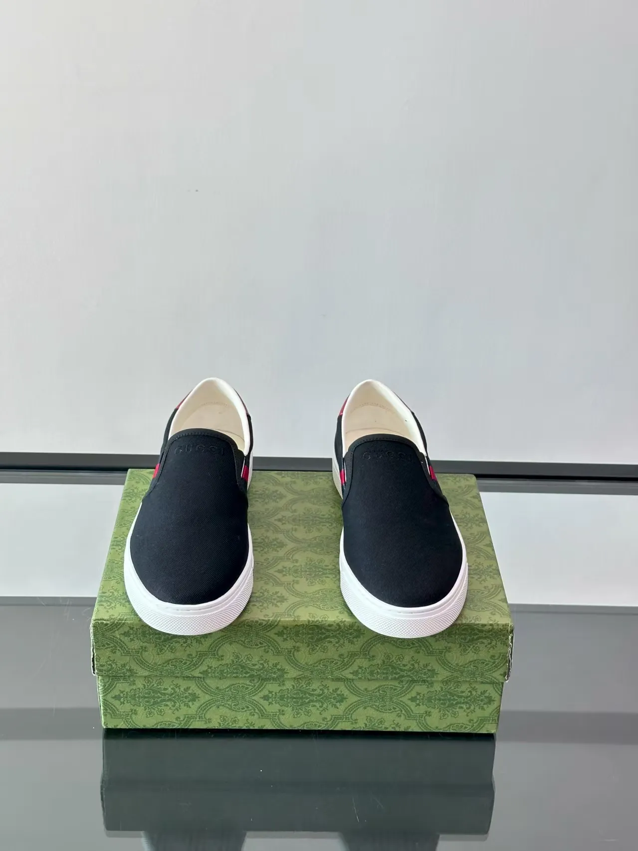 P380 new men's shoes GUCCI [Lightning] latest shoes are shipped. Original quality, fashionable, made of special materials, sheepskin lining, brand new packaging. The foot feels super comfortable and the workmanship is impeccable. Size: 38-45